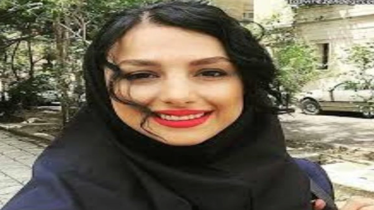 رونمایی جوانه دلشاد از کتابخانه شخصیاش