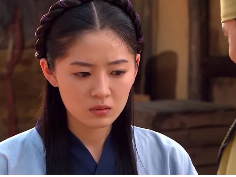 عکس بویونگ، برده توچی سریال جومونگ در حال دوچرخه‌سواری با عروسکش