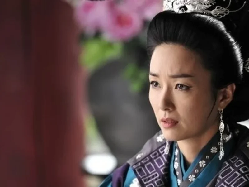 عکس یادگاری دختران خواننده با «بانو یوها» در پشت‌صحنه یک سریال