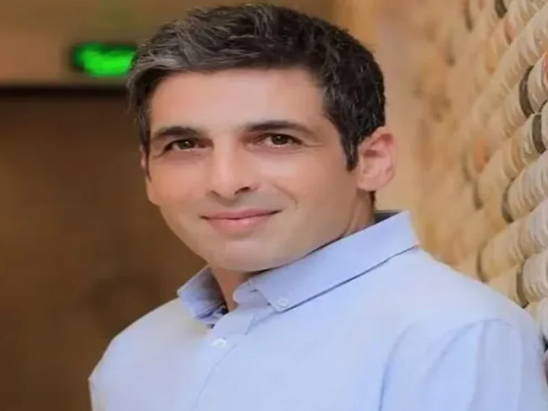 عکس جنجالی حمید گودرزی با دسته گلی از گل های قرمز