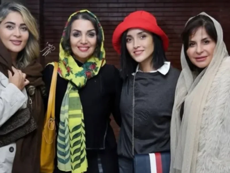 چهره زیبا از خاطره اسدی که با کلاهی‌قرمز زیبایی چهره اش دوچندان شده