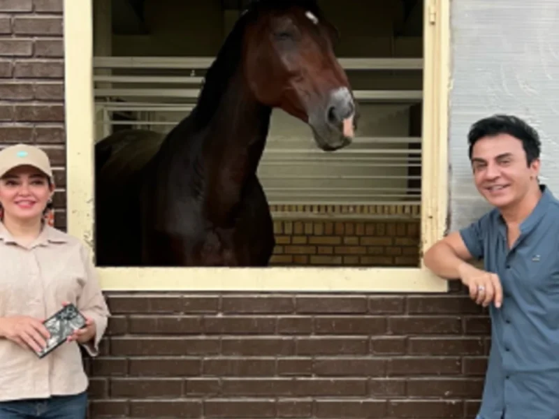 داریوش فرضیایی در کنار رزیتا غفاری در باشگاه اسب سواری