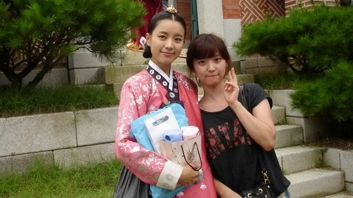 دونگ‌یی در حال امضا دادن به هواداران در پشت صحنه