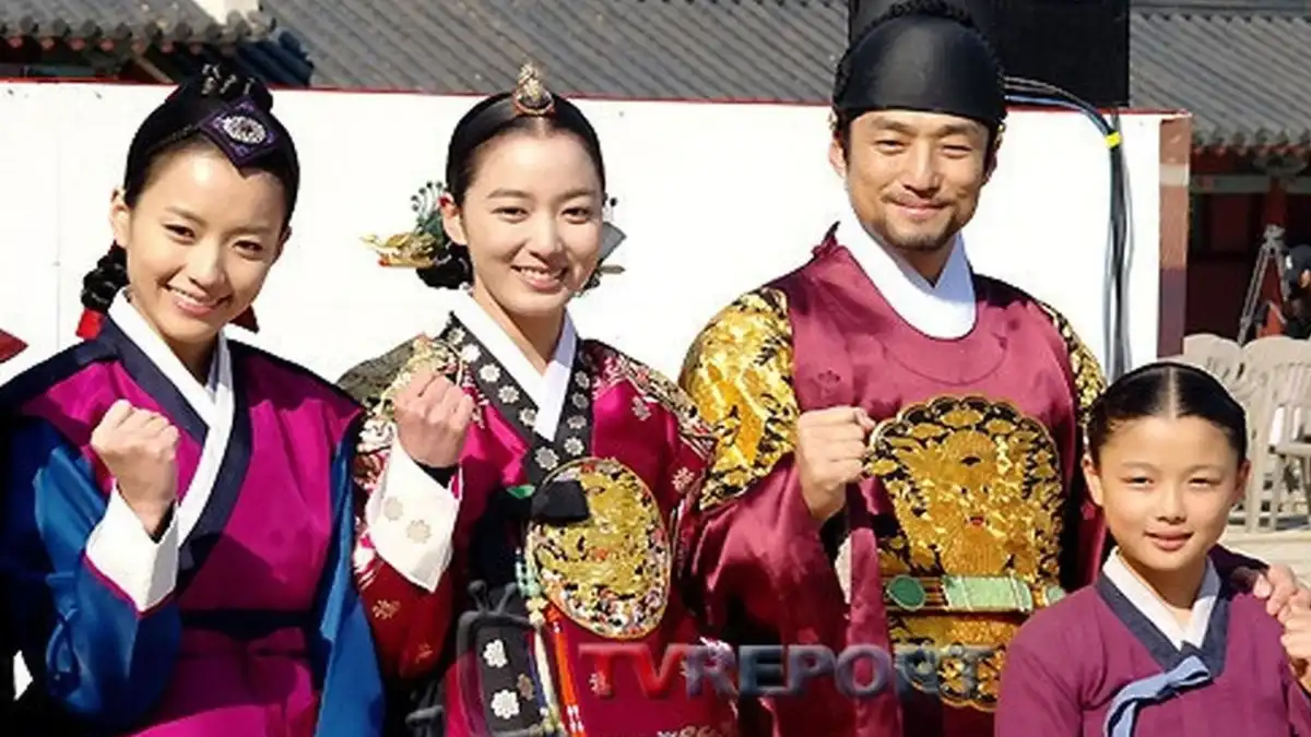 عکس یادگاری امپراتور سوکجونگ و بانو جانگ با هواداران در پشت‌صحنه دونگ‌یی