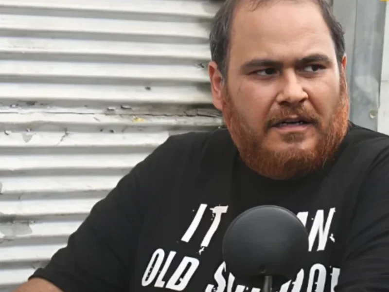 کارگردان «قرمز یواش» در روزهایی که همه زندگی را سخت چسبیده بودیم، رضا داوودنژاد همه چیز را آسان میگرفت