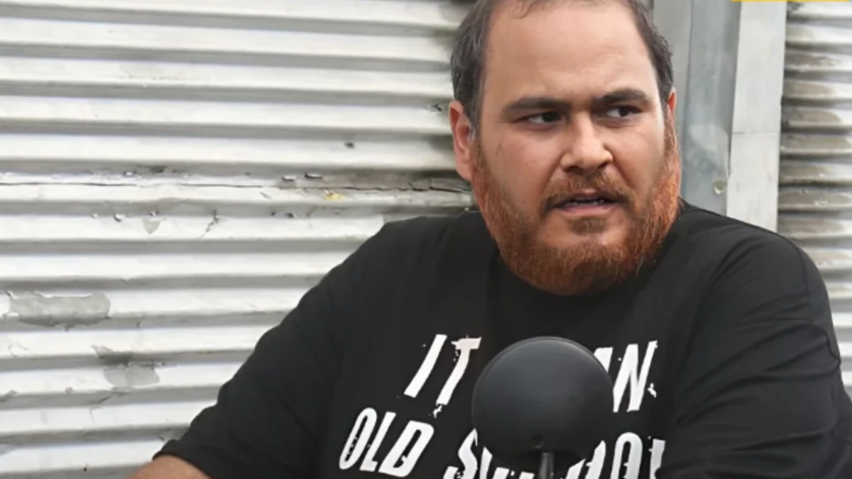 کارگردان «قرمز یواش» در روزهایی که همه زندگی را سخت چسبیده بودیم، رضا داوودنژاد همه چیز را آسان میگرفت