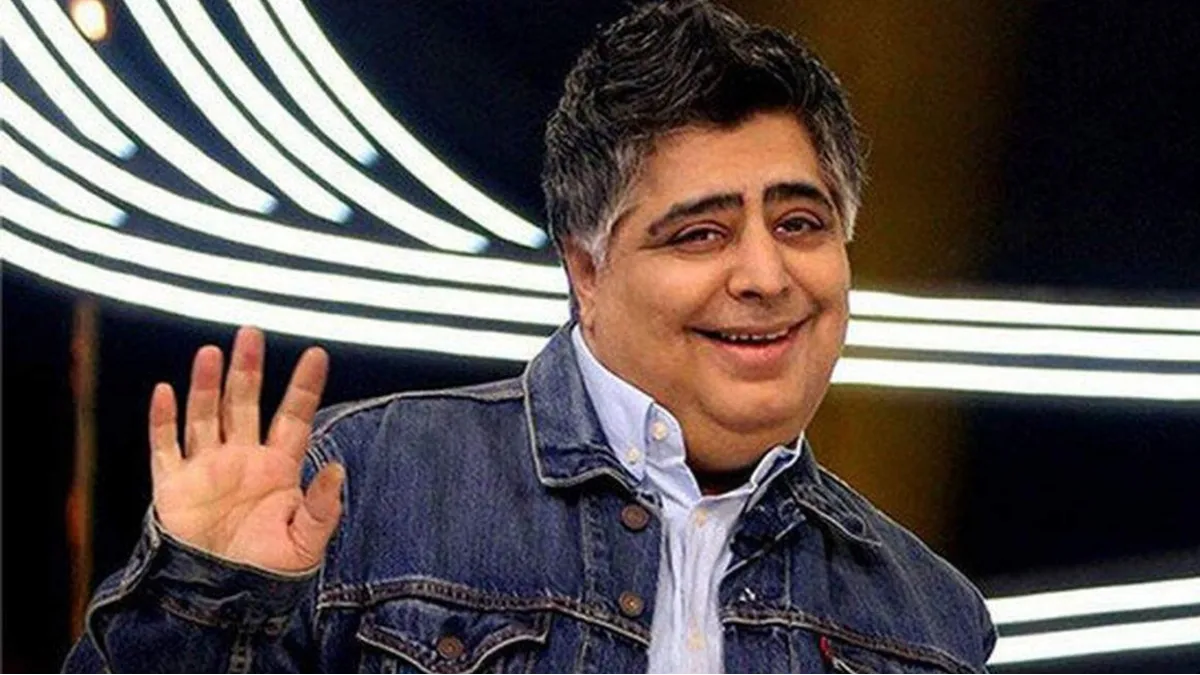 علی صادقی در ماشین بی سقف با رضا شفیعی‌جم