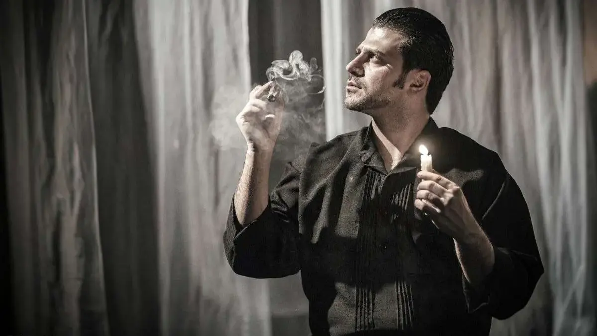 عکس شب یلدا ۱۴۰۴: منزل زیبا و گرم با استایل شیک روزبه حصاری با دیوان حافظ