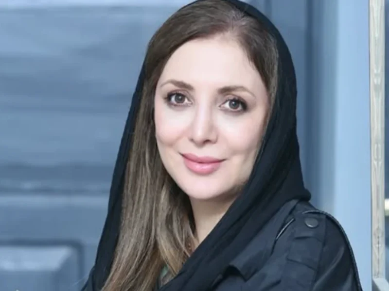 رویا میرعلمی و مجسمه جذاب جوکر او