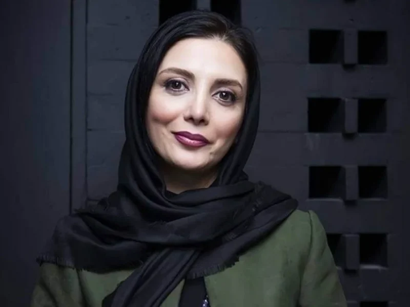 رویا میرعلمی استایل شیک و با کلاس خانم بازیگر جوکر در یک کافه