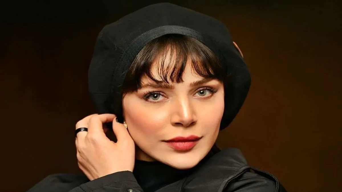 استایل شیک زهرا فراهانی با ترنچ‌کت در اکران فیلم شاه‌نقش