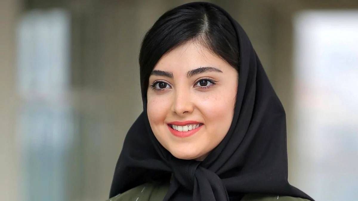 عکس زیبا کرمعلی در 21 سالگی در کنار دریا جنوب سال 1396