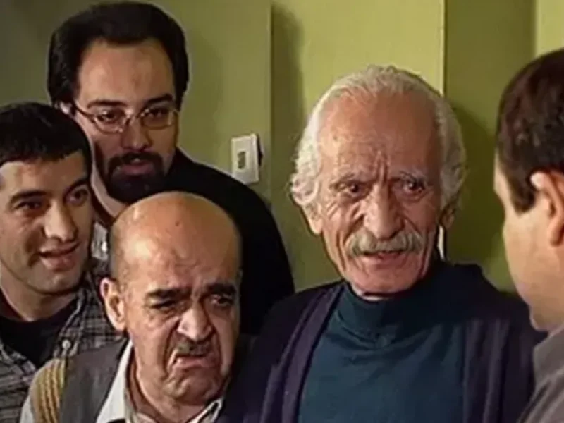 عکس قدیمی کامران پسر کیومرث ملک‌مطیعی در کودکی در آغوش پدر