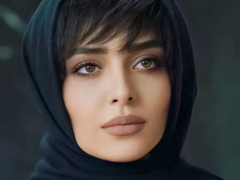 تیپ خاص ساره بیات با لباس مارک دار و لاکچری