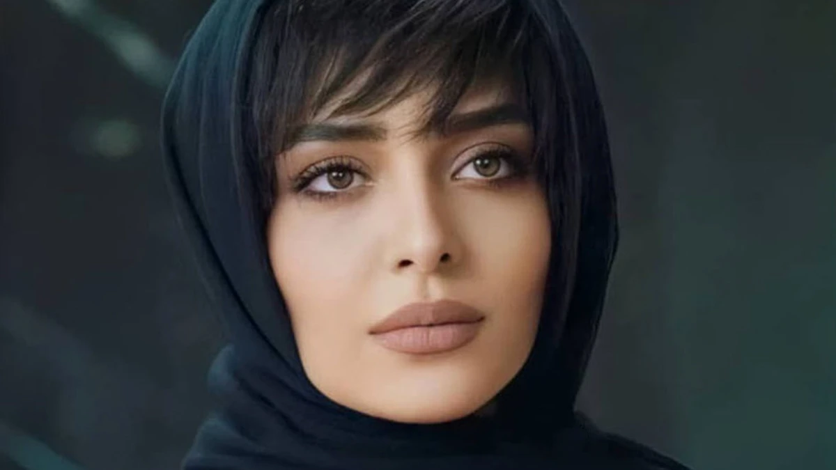 تیپ خاص ساره بیات با لباس مارک دار و لاکچری