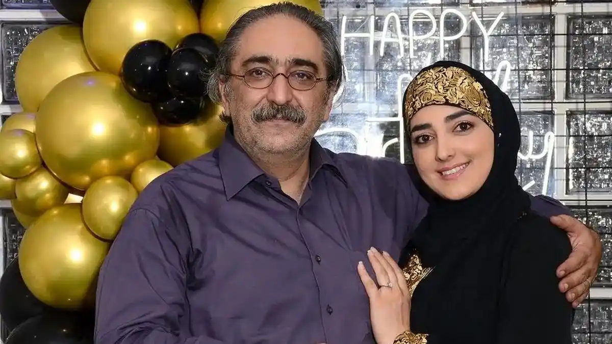 عکس تلخ خانم مجری ایرانی روی پلههای پزشکی قانونی برای درخواست طلاق