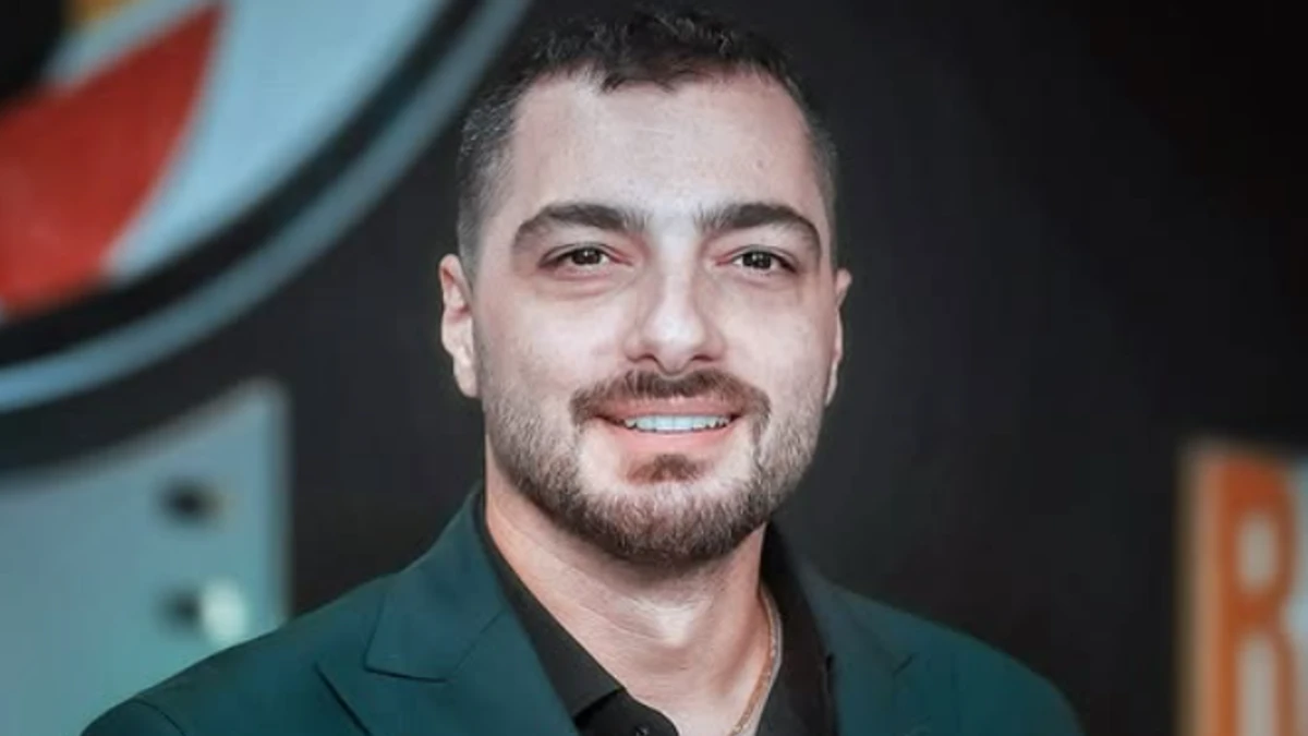 تصویر روز | سجاد بابایی با استایل جذاب در کافه سجاد بابایی با استایل جذاب در کافه