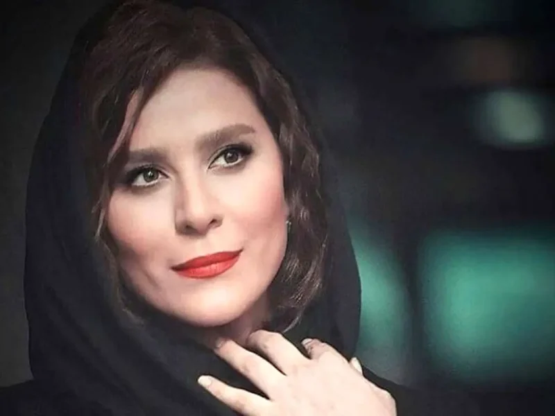 سلفی سحر دولتشاهی در خودرو با یک روحیه خوب