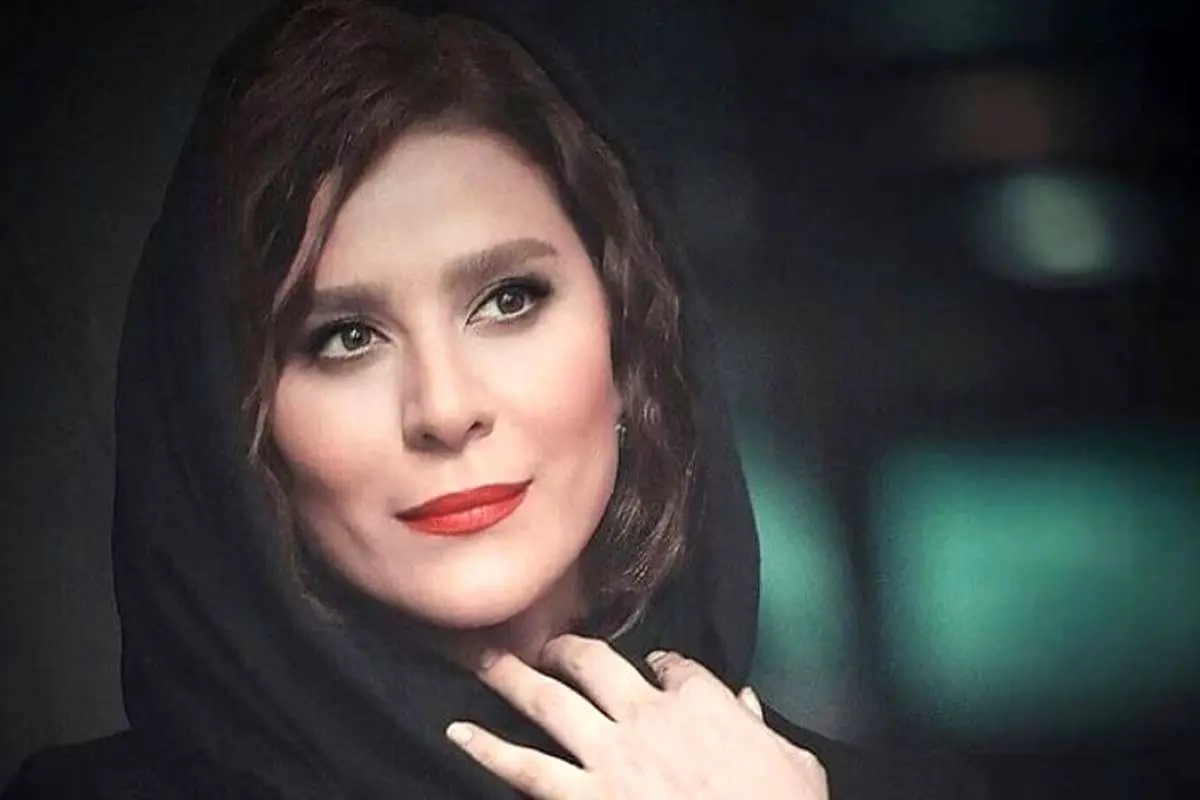 سلفی سحر دولتشاهی در خودرو با یک روحیه خوب
