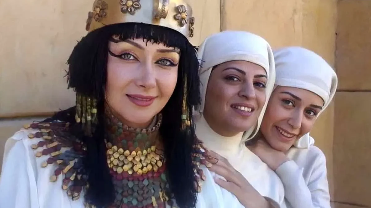 تصویر روز | «زلیخا، بنیامین و بانو تی» در مراسم تقدیر از سریال یوسف پیامبر؛ سال ۸۸ «زلیخا، بنیامین و بانو تی» در مراسم تقدیر از سریال یوسف پیامبر؛ سال ۸۸