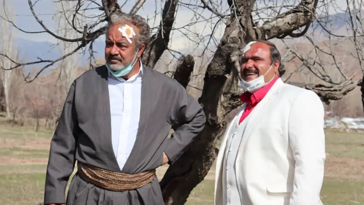 سعید آقاخانی در نقش نورالدین خانزاده در پشت صحنه «نون خ» کنار روناک
