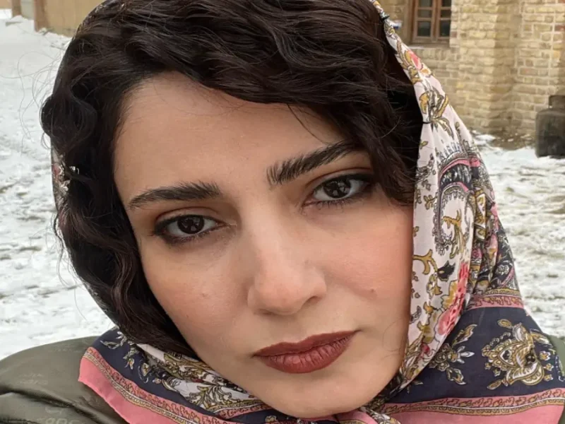 ژست دیدنی سمیرا حسن‌پور در طبقه بالای برج