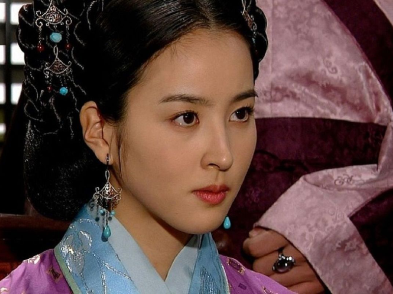 مرتب کردن موهای «سوسانو» در پشت‌صحنه سریال جومونگ