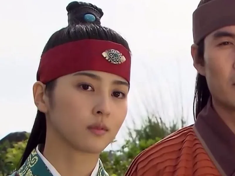 عکس سوسانو در حال گفتگو با تلفن همراه در پشت‌صحنه سریال جومونگ