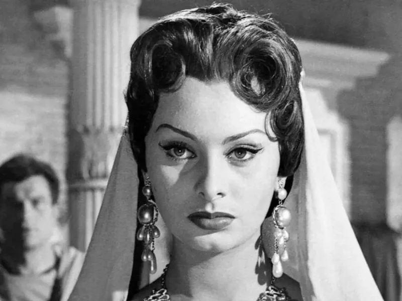 سفر در زمان| عکس «سوفیا لورن» با سگش در فرودگاه لندن، سال ۱۳۳۳ عکس «سوفیا لورن» با سگش در فرودگاه لندن، سال ۱۳۳۳