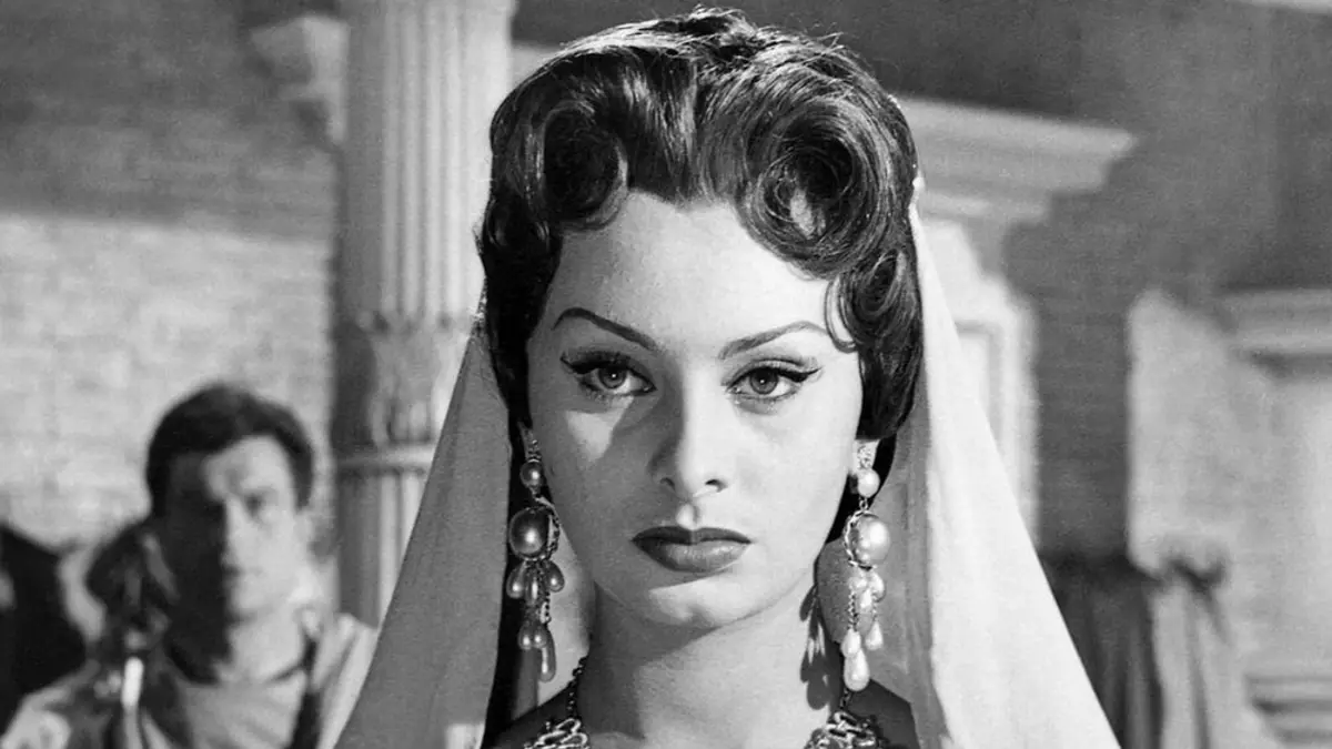 سفر در زمان| عکس «سوفیا لورن» با سگش در فرودگاه لندن، سال ۱۳۳۳ عکس «سوفیا لورن» با سگش در فرودگاه لندن، سال ۱۳۳۳