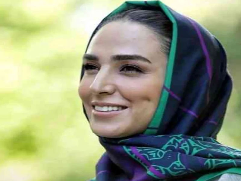 ژست های جالب سوگل طهماسبی موقع عکس و فیلم