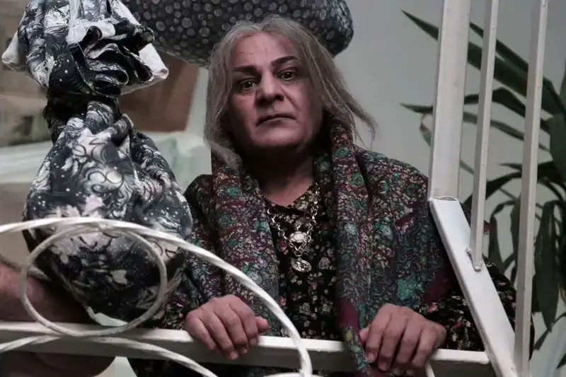 تصاویر جدید منتشر شده از سیاوش چراغیپور در نقش یک زن با چادر گل گلی سیاوشچراغیپور 1