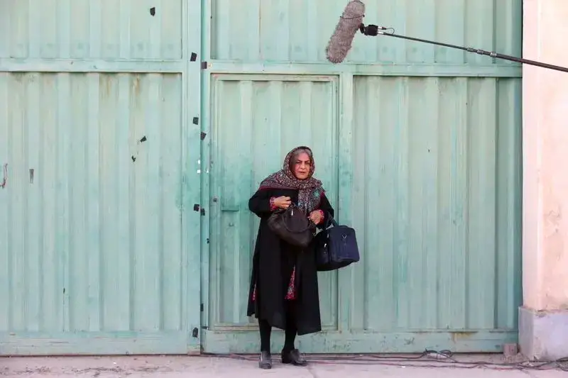 تصاویر جدید منتشر شده از سیاوش چراغیپور در نقش یک زن با چادر گل گلی سیاوشچراغیپور 3