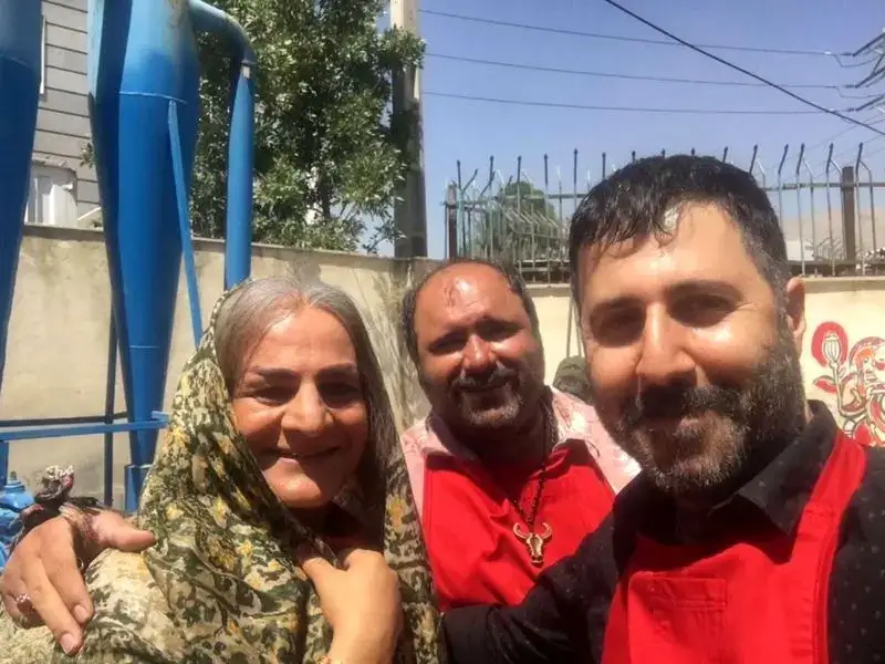 تصاویر جدید منتشر شده از سیاوش چراغیپور در نقش یک زن با چادر گل گلی سیاوشچراغیپور 4