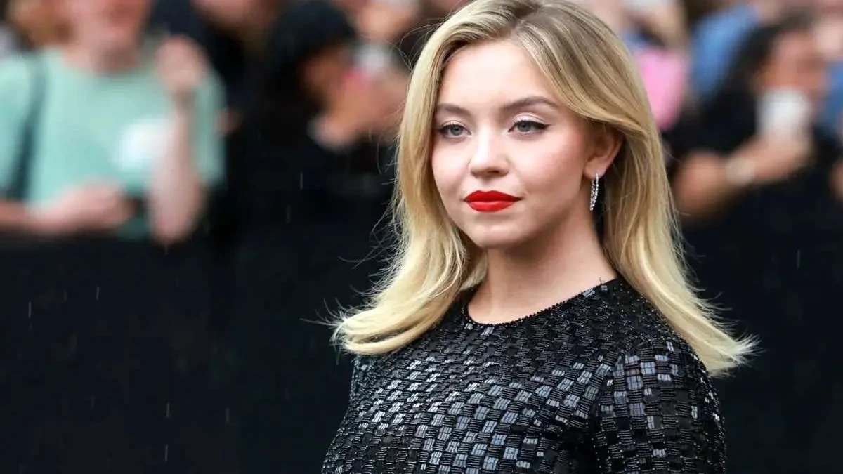 نقد فیلم جنجالی The Housemaid با بازی سیدنی سوئینی