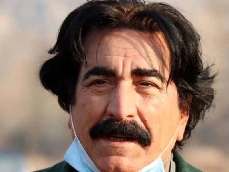 عکس دوران جوانی سیروس میمنت در جبهه