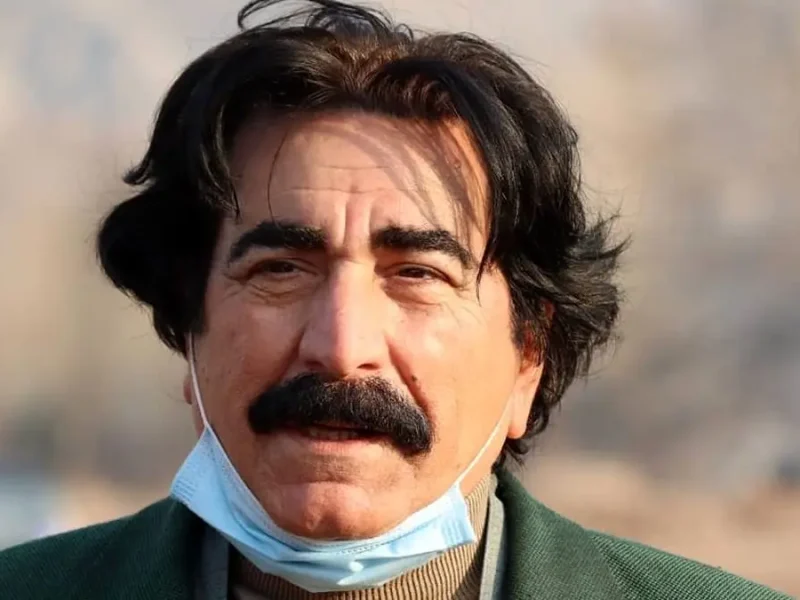 عکس «کیوان» سریال نون خ در 61 سالگی و در کنار نوه‌اش