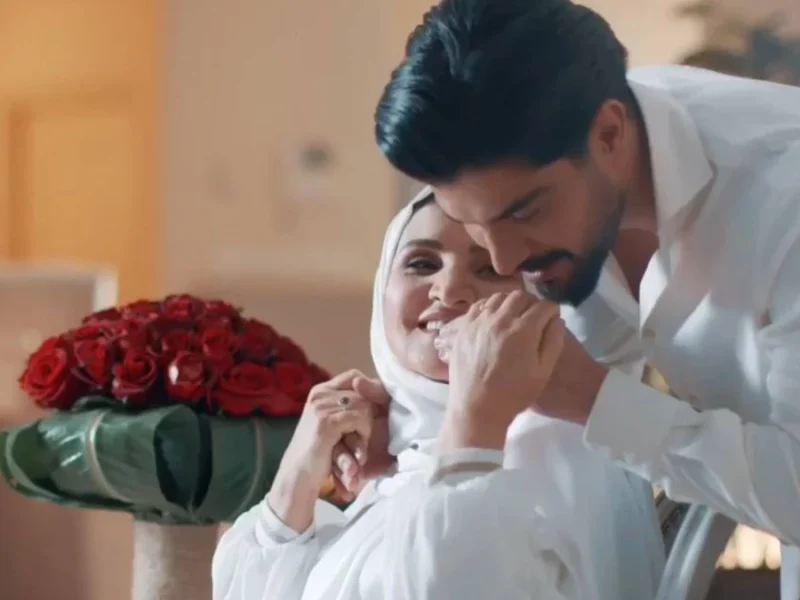 لحظه دوست داشتنی و دیدنی «سینا مهراد» زمان بوسیدن دست مادرش