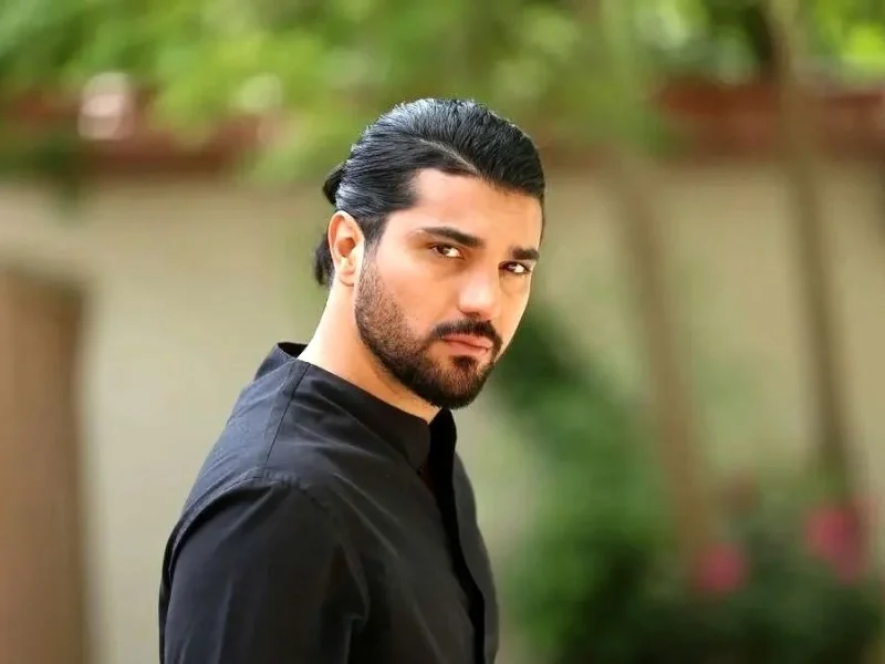 خبر روز | تصویری از سینا مهراد بر سر مزار امین تارخ تصویری از سینا مهراد بر سر مزار امین تارخ