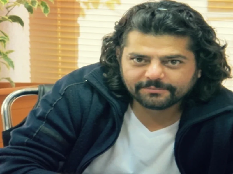 شاهد احمدلو بازیگر گاندو در کنار مادر و همسر جوانش