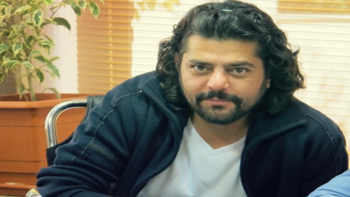 شاهد احمدلو بازیگر گاندو در کنار مادر و همسر جوانش