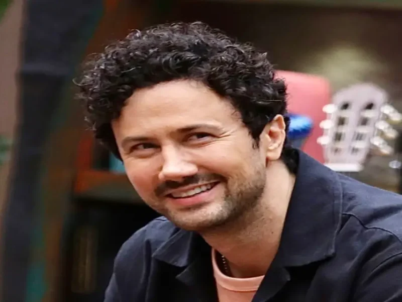 سلفی جدید و شاد شاهرخ استخری با خانوادش وایرال شد