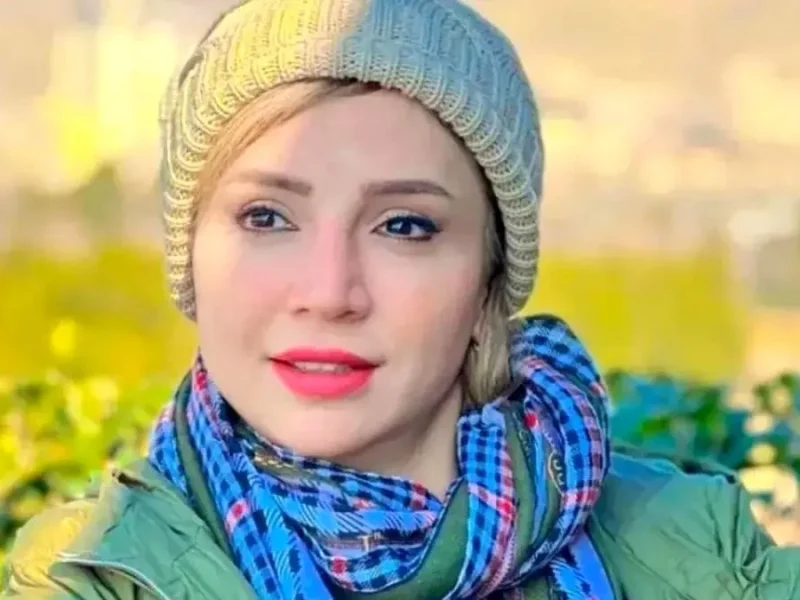 شبنم قلی خانی در یک دریاچه زیبا