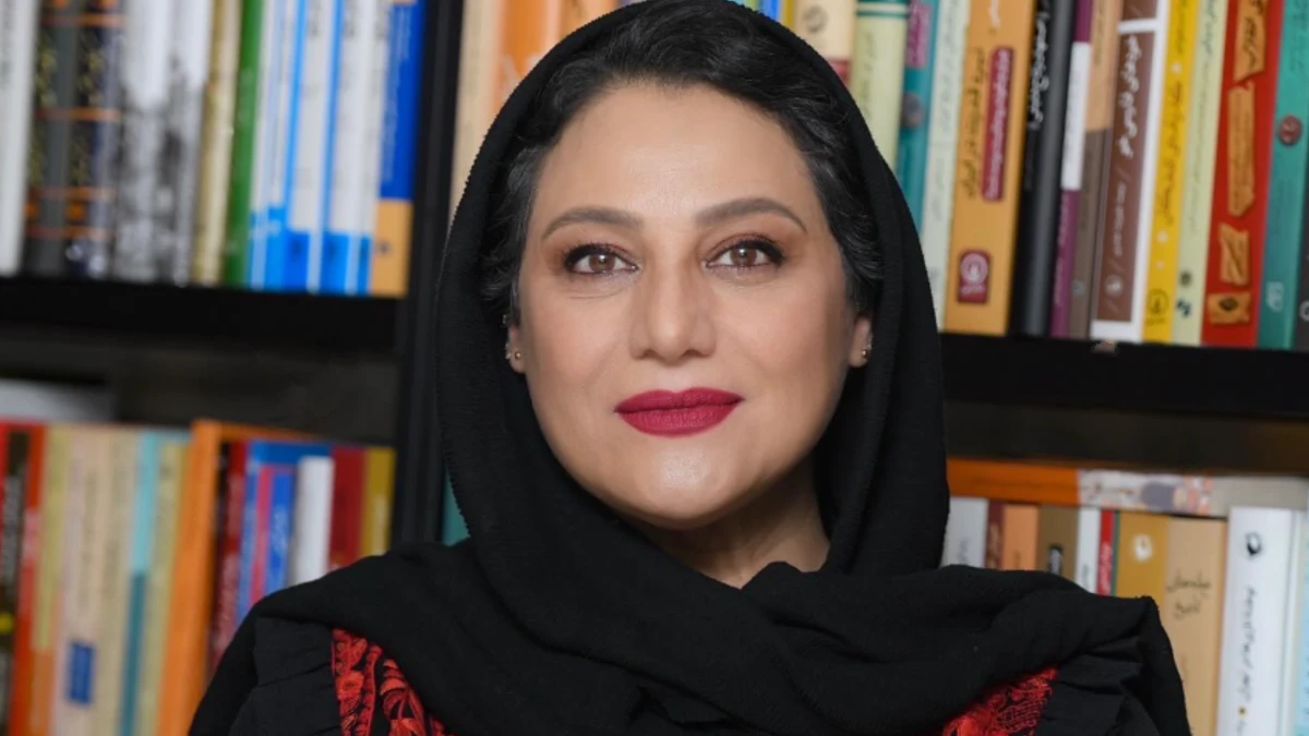 شبنم مقدمی با گلدان جذاب و گل های زرد