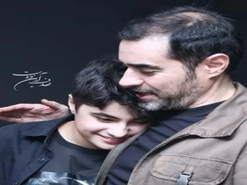 استایل جذاب و شیک پسر کوچیکه «شهاب حسینی» با کت و شلوار مشکی