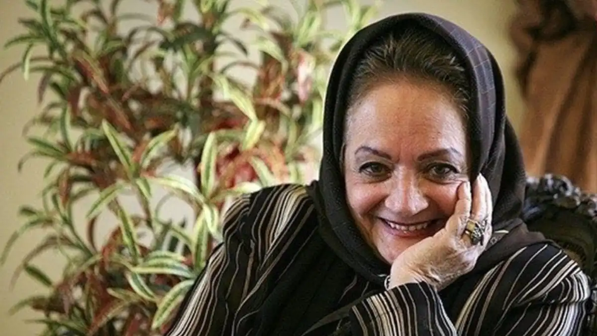 نمایی از فیلم چهار خواهر با حضور لیلا فروهر در آغوش شهلا ریاحی در سال 46