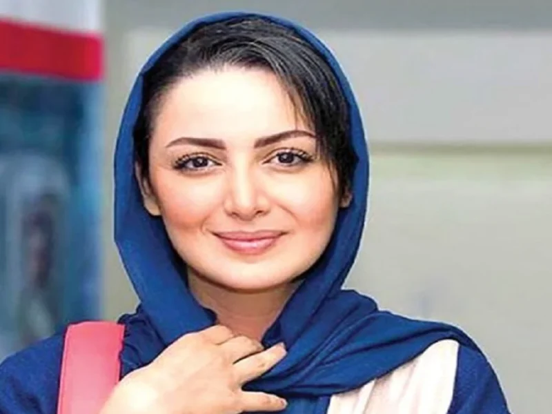 شیلا خداداد با مدل مانتوی عبایی شیک و سنگ دوزی شده اش در رونمایی از کتاب جدیدش