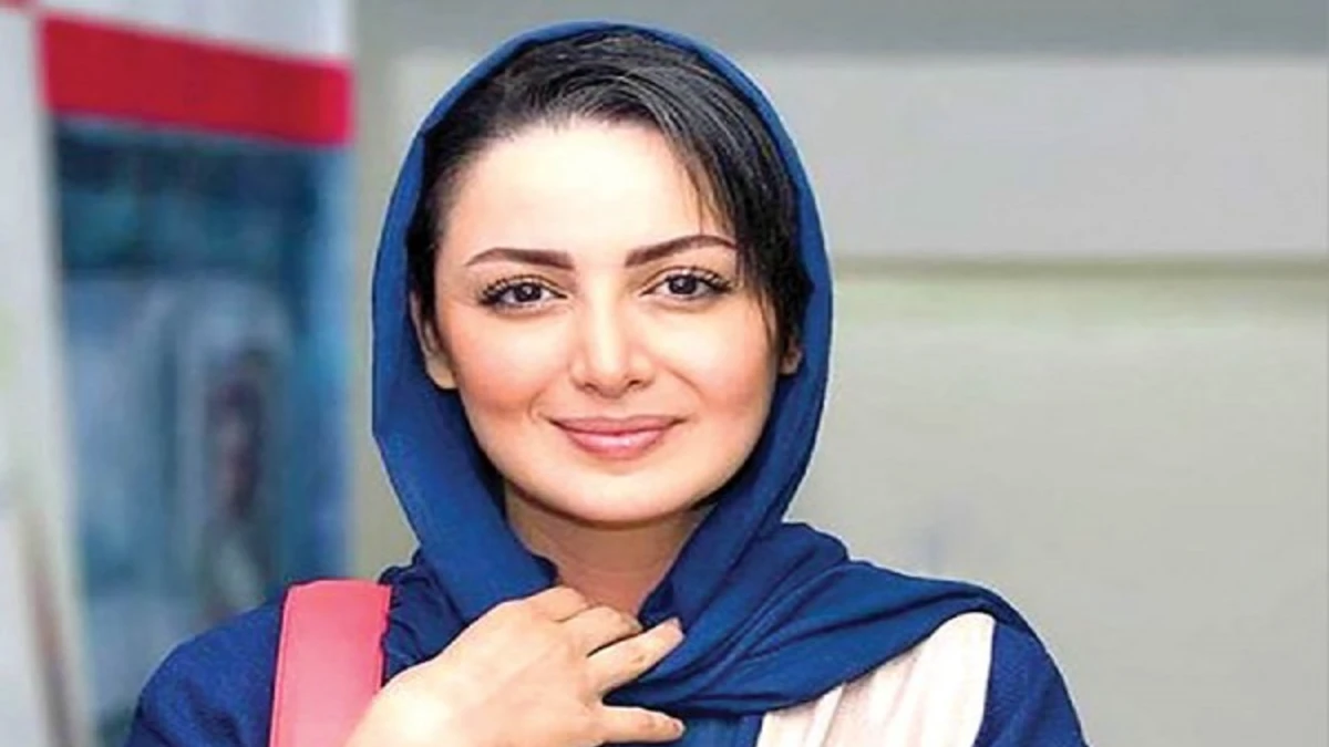 شیلا خداداد با مدل مانتوی عبایی شیک و سنگ دوزی شده اش در رونمایی از کتاب جدیدش