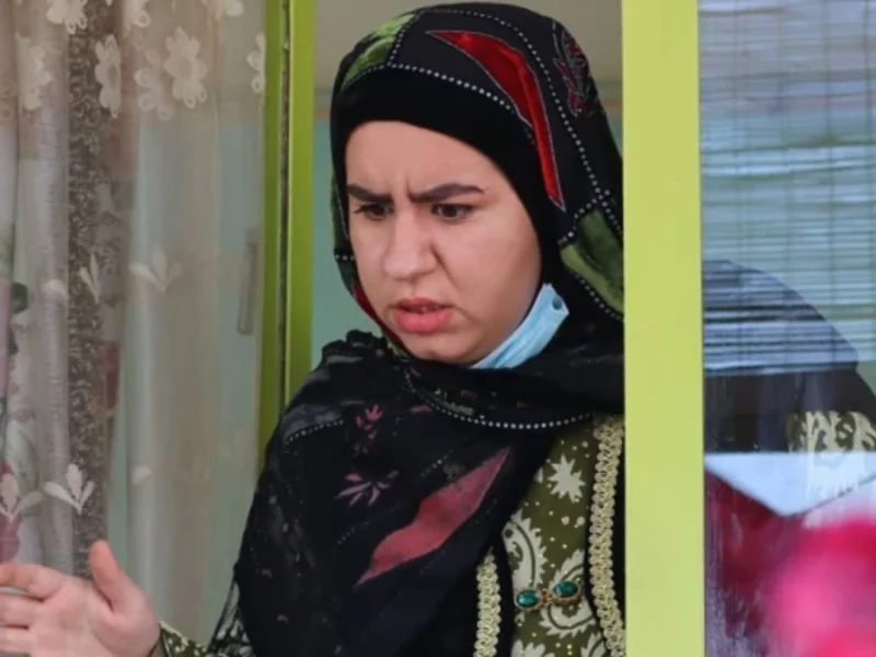 صهبا شرافتی روناک سریال نون خ در کنار مادرش