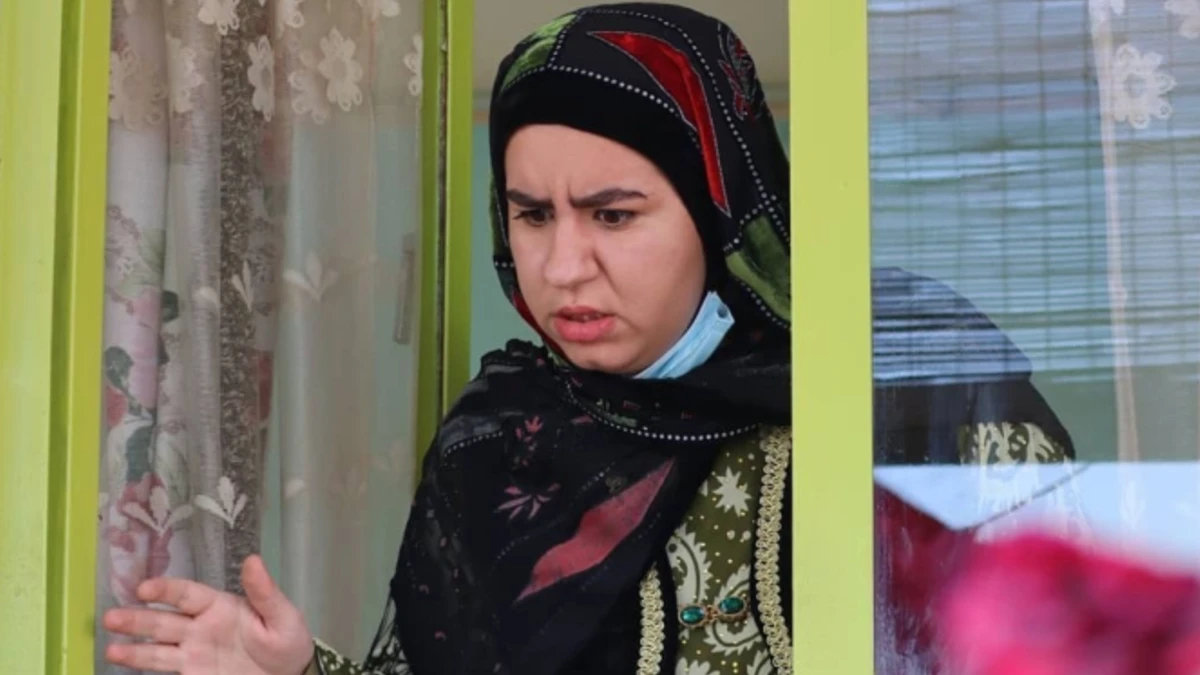 صهبا شرافتی روناک سریال نون خ در کنار مادرش
